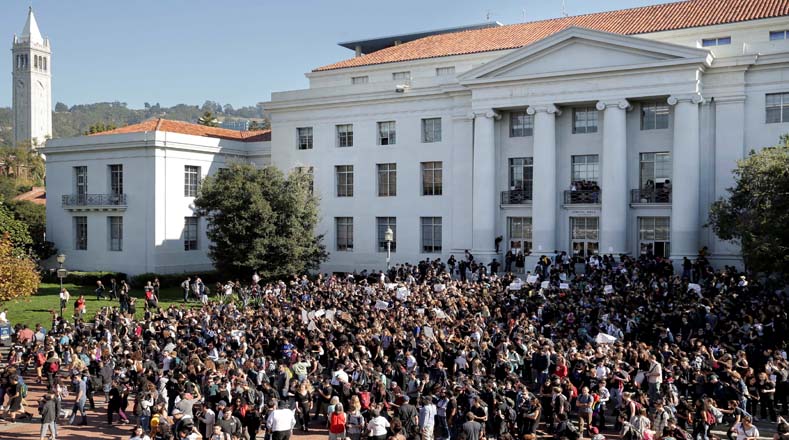En California también se realizó una de las manifestaciones más grandes,1.500 estudiantes y profesores se reunieron en el patio de la escuela secundaria de Berkeley en California, y luego marcharon hacia el campus de la Universidad de California en Berkeley, una ciudad conocida por sus políticas progresistas.