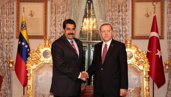 Nicolás Maduro con el presidente Erdogan (d) en Estambul, en octubre pasado.