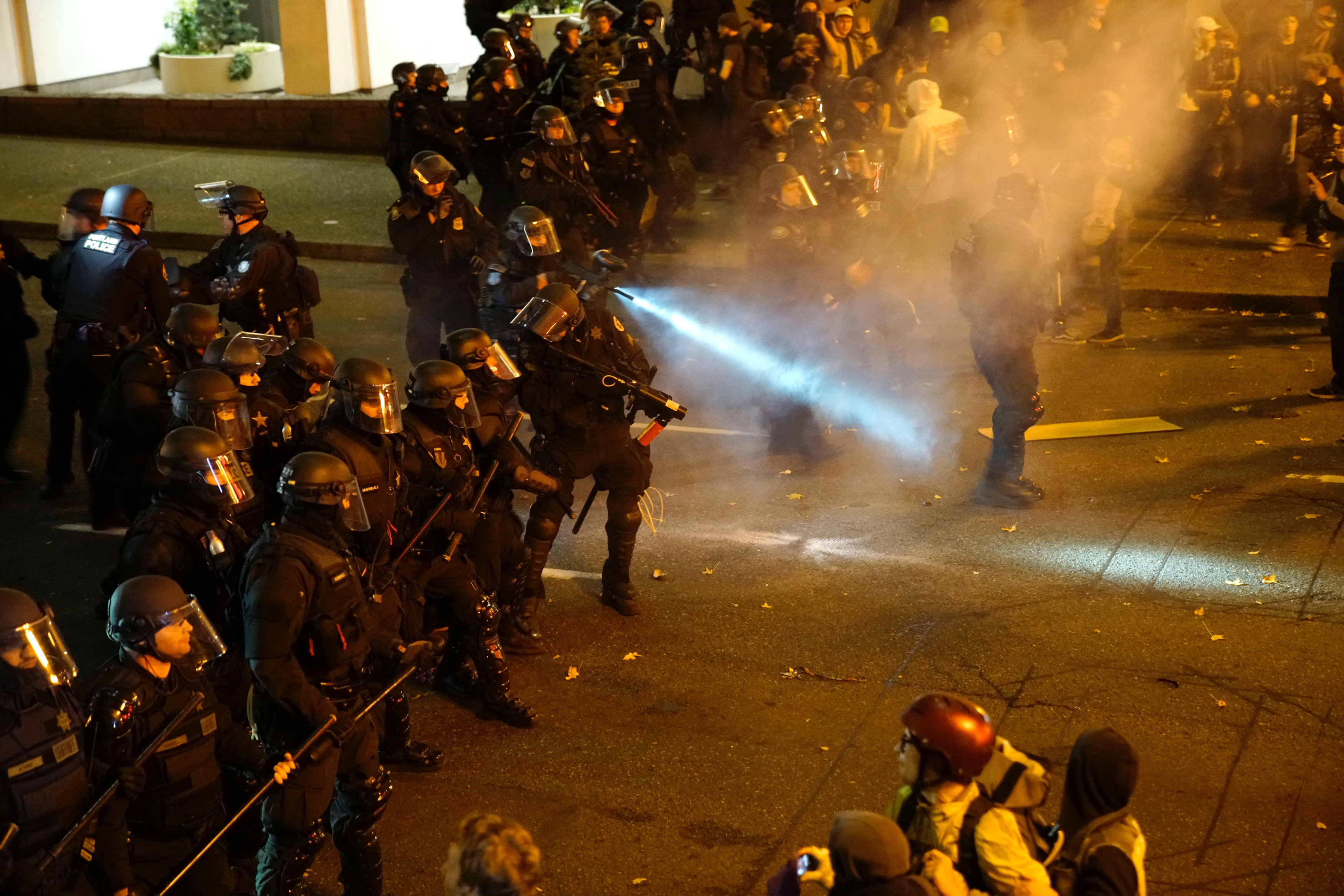 La policía lanzó gases lacrimógenos contra manifestantes en Portland.
