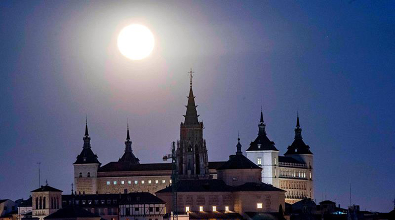 Así se vio la superluna en el casco histórico de Toledo y el Alcázar. 