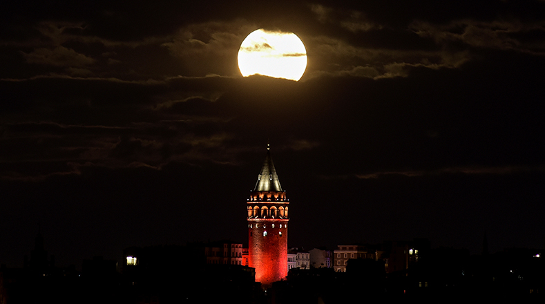 La superluna se ve sobre la torre histórica de Galata en Estambul, Turquía.