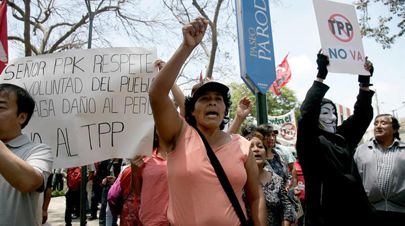 Cientos de personas se reunieron en el distrito de San Isidro para protestar en contra de la Reunión de la APEC y contra el TPP.