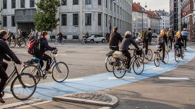 Poco a poco, más personas se unen a la movida de las bicicletas como medio de transporte. La ciudad de Copenhague en Dinamarca es una de las ciudades más populares para pasear en bici.