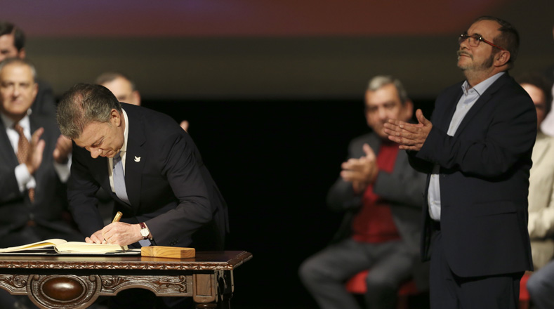 El presidente de Colombia, Juan Manuel Santos, firmó el nuevo acuerdo de paz ante el aplauso del líder de FARC-EP, Rodrigo Londoño, conocido como "Timochenko"