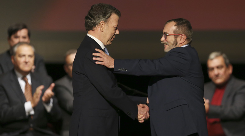 El saludo entre el líder de la FARC-EP y Juan Manuel Santos simbolizó para la gran mayoría de colombianos el fin de la guerra.