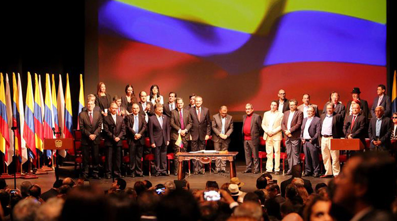 Vista general del Teatro Colón en Colombia tras la nueva firma del acuerdo de paz después de un consenso entre todos los sectores del país.