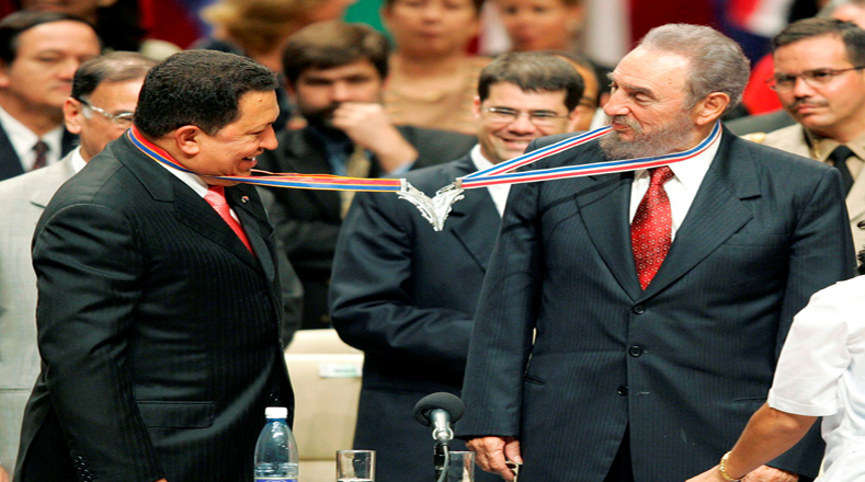 Con Hugo Chávez (i) Fidel forjó una gran relación, que permitió a Venezuela y a Cuba diversos avances sociales.