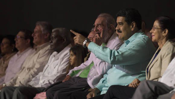 El mandatario venezolano estuvo en el Teatro Marx de La Habana, para celebrar el cumpleaños 90 de Fidel.