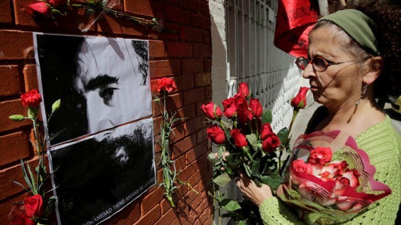 Una guatemalteca rinde tributo a Fidel frente a la embajada de Cuba en su país.