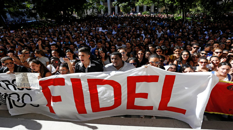 Estudiantes de la Universidad de La Habana rindieron homenaje a Fidel.