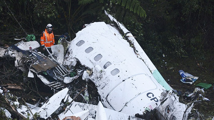 Una parte del fuselaje del avión quedó intacto tras el siniestro.