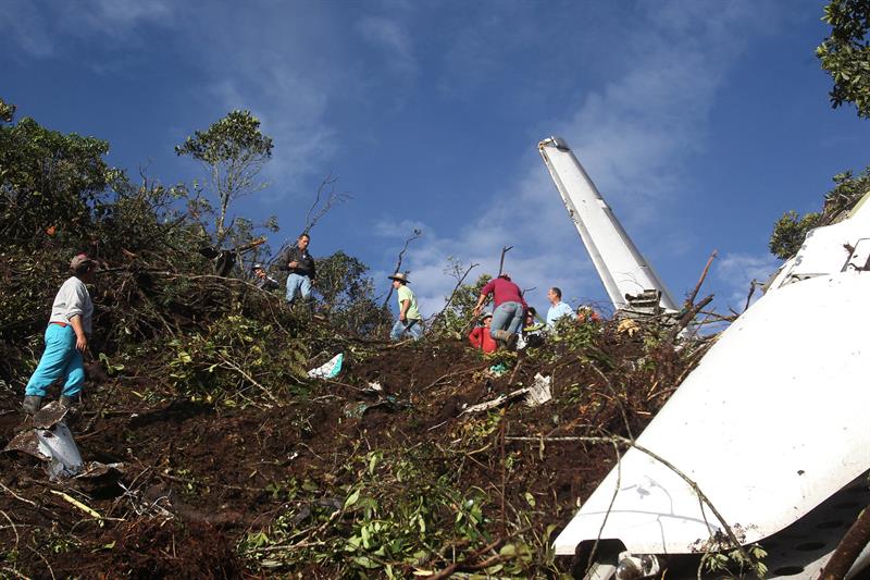 El equipo brasileño Chapecoense se estrelló en la noche de este lunes mientras sobrevolaba el departamento de Antioquía en Colombia.