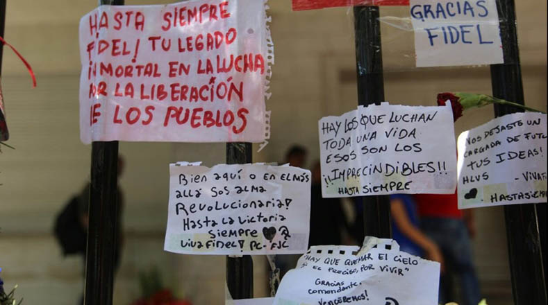Numerosos escritos cargados de afecto dejaron en la embajada de Cuba en Argentina.