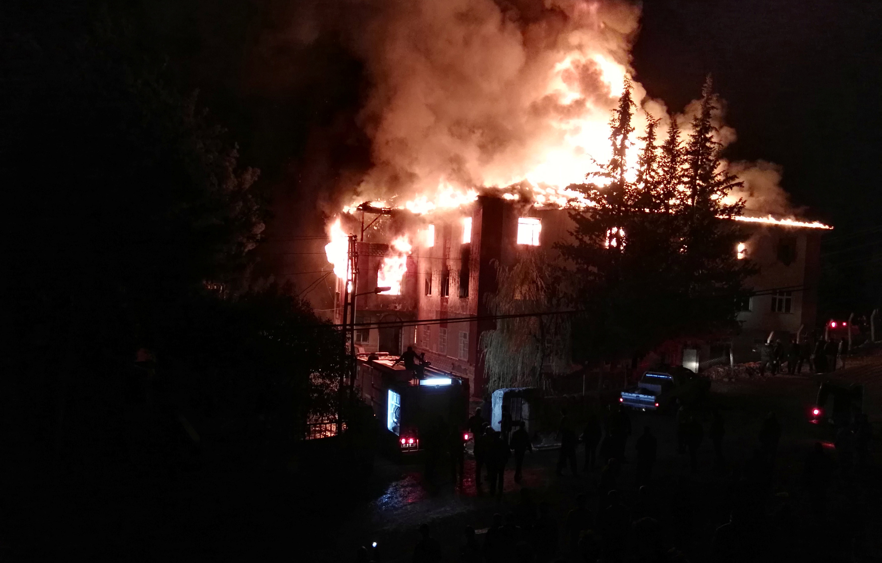 El fuego comenzó a última hora del martes en una residencia estudiantil en Turquía.