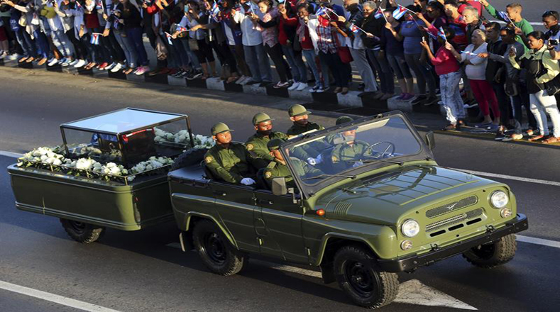 Las cenizas del líder de la Revolución Cubana Fidel Castro partieron este miércoles de La Habana, en un cortejo fúnebre que fue despedido por miles de cubanos que salieron a las calles a dar el último adiós.