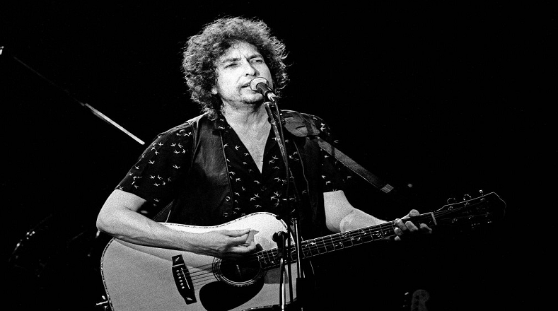 Casi dos semana después del anuncio, Dylan aceptó finalmente el Nobel y agradeció el premio.