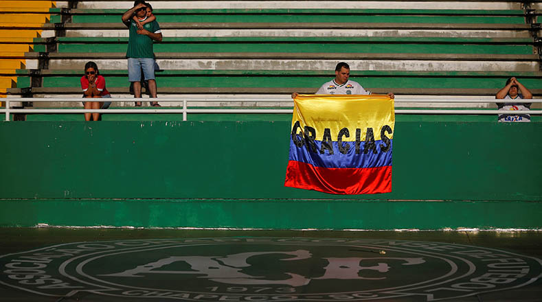 Un aficionado del equipo de fútbol Chapecoense con una bandera de Colombia, en el estadio Arena Conda en Chapeco.