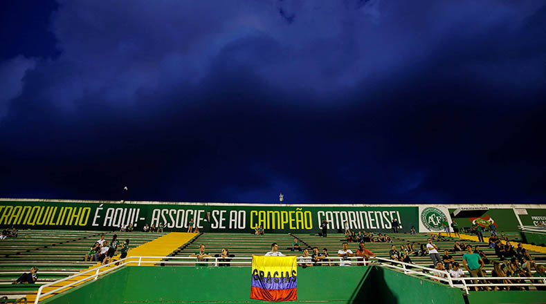 El estadio Arena Conda en Chapeco, Brasil, estuvo abierto este jueves para que los seguidores del Chapecoense rindieran homenaje a su equipo. 