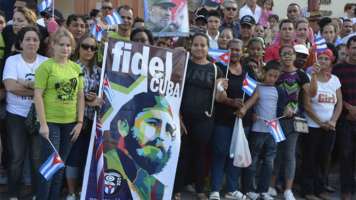 Residentes de la provincia de Las Tunas esperan la llegada del comandante Fidel Castro.