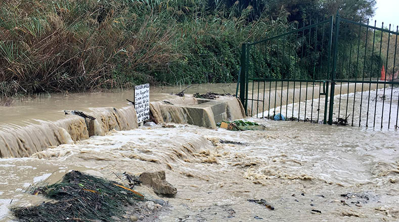 El río Guadalhorce en Cartama se desbordó.