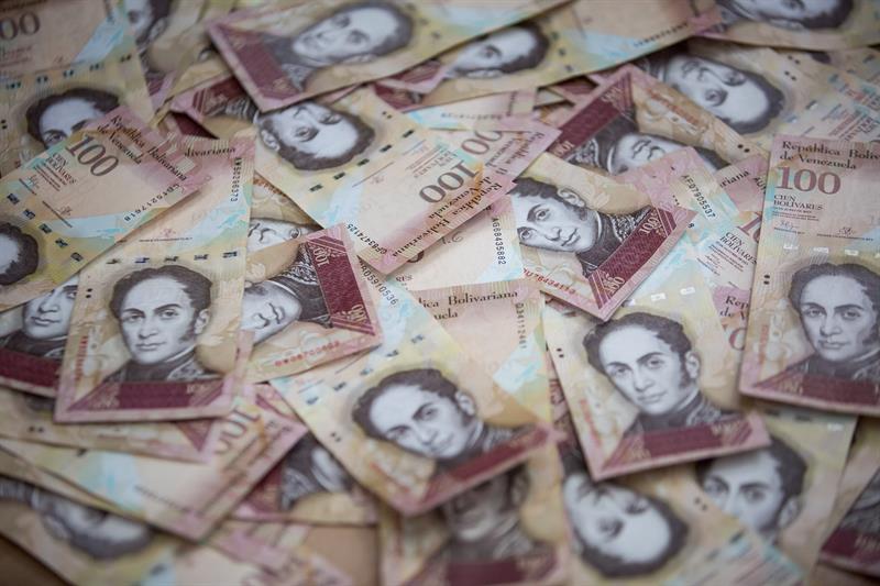 Con la medida tomada por el presidente de Venezuela se busca dar un alto a la extracción de billetes de 100 bolívares que son utilizados por mafias del contrabando en ciudades fronterizas de Colombia.