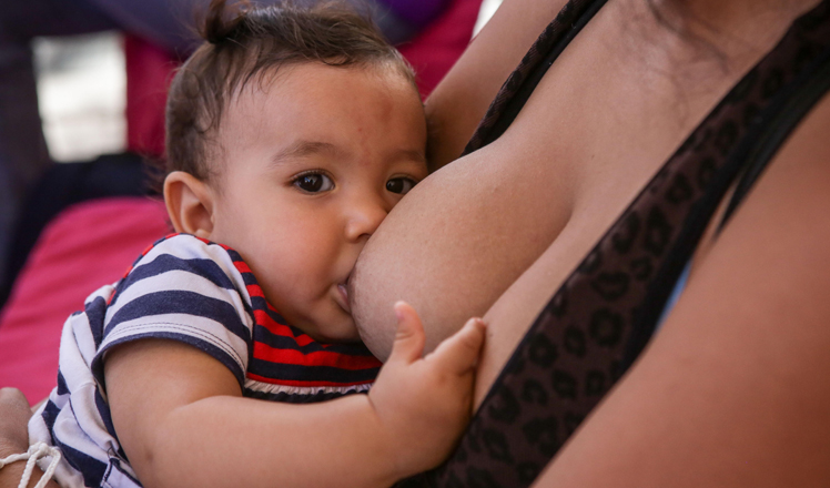 Con la medida, protegen y fomentan la lactancia materna que resulta beneficiosa para la salud de los bebés.