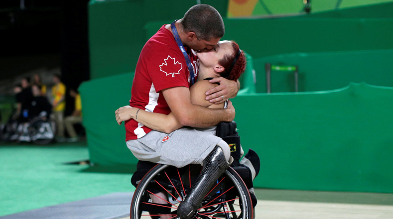 Los jugadores paralímpicos de baloncesto, Jamey Jewells y Adam Lancia, comparten un amoroso beso tras la victoria del equipo de Jewells. 