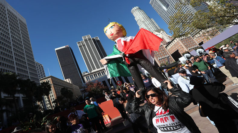 En Los Ángeles llevaron un muñeco alusivo a Trump, con la bandera mexicana puesta.