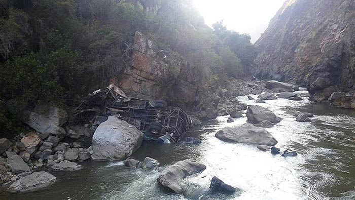 El vehículo se precipitó por un barranco y cayó en un río.