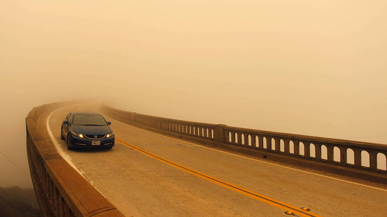 Incendio y bruma en las carreteras de California, durante el mes de julio.