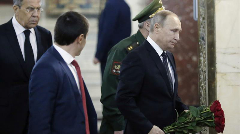 El líder ruso depositó un ramo de rosas oscuras, dio el último adiós a Kárlov y ofreció sus condolencias a los familiares.