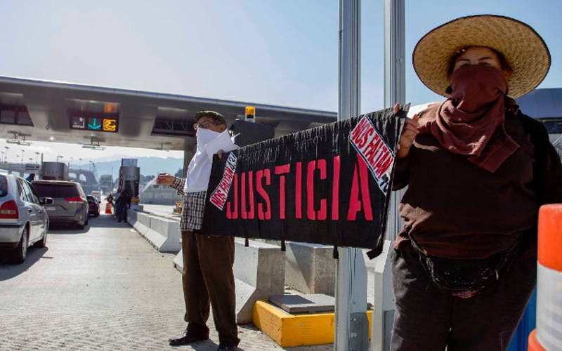 Los padres de Ayotzinapa realizaron una acción de protesta en las casetas de cobro de la autopista Cuernavaca rumbo a la capital.
