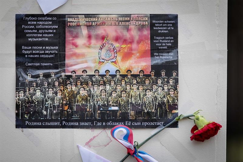 Flores y mensajes son depositados en memoria de las víctimas del avión ruso Tu-154, que se estrelló en el mar Negro, en la Embajada rusa en La Haya, Holanda.