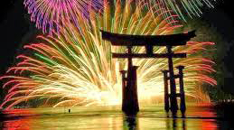 Japón iluminó sus cielos para recibir el 2017 con imponentes fuegos artificiales.