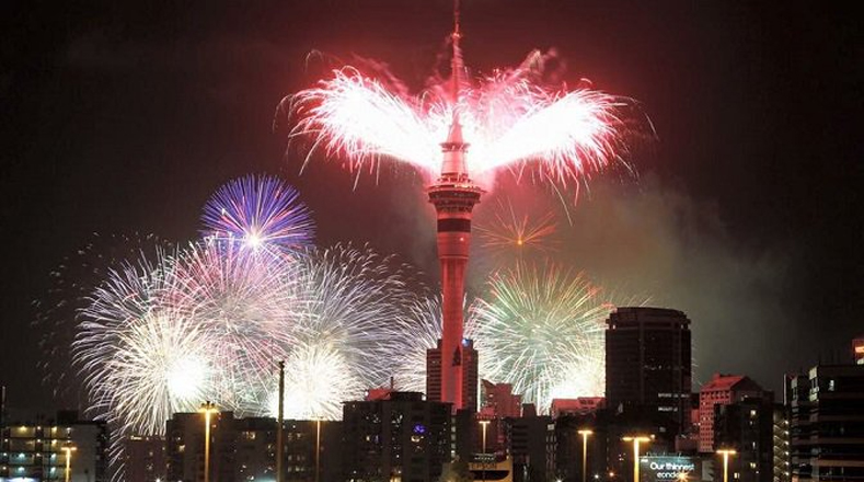 Uno de los actos principales de Nueva Zelanda para la Nochevieja fueron los fuegos artificiales en el Sky Tower, un edificio de 328 metros de altura y una de las construcciones más emblemáticas de Auckland.