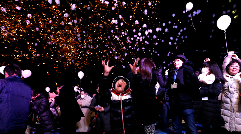 En Tokio, Japón, utilizaron globos blancos para dar la bienvenida al nuevo año periodo y continuarán en los siguientes días con oraciones por la prosperidad, la salud y el éxito. 