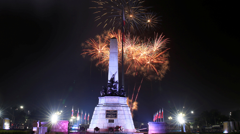 Filipinas celebra el nuevo año 2017, sobre el monumento del héroe nacional José Rizal en el parque de Luneta, donde explotan fuegos artificiales para festejar.