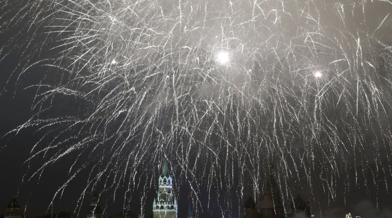 La Catedral de San Basilio y el Kremlin, ubicados en la Plaza Roja de la ciudad de Moscú, Rusia, se bañaron de luces en la celebración de Año Nuevo.