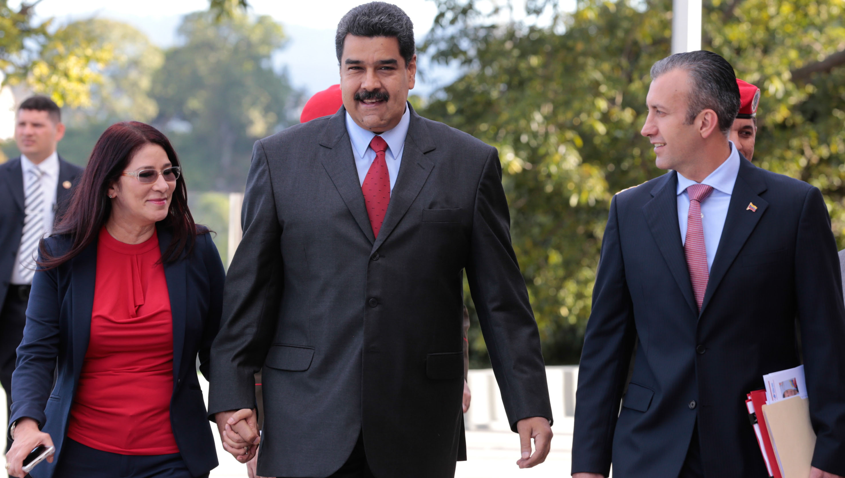 Nicolás Maduro nombró a El Aissami (d) nuevo vicepresidente.
