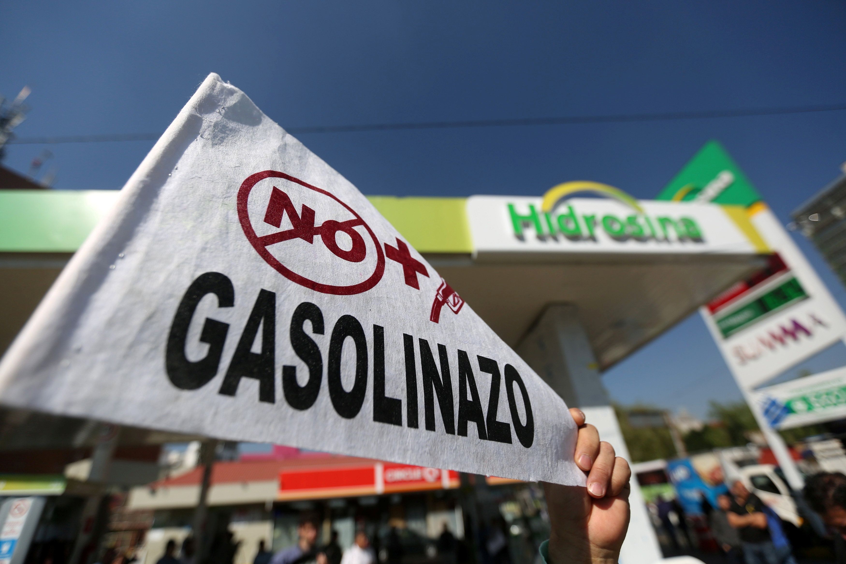 ¿El aumento del precio de la gasolina en México es para proteger al pueblo o es una medida neoliberal?