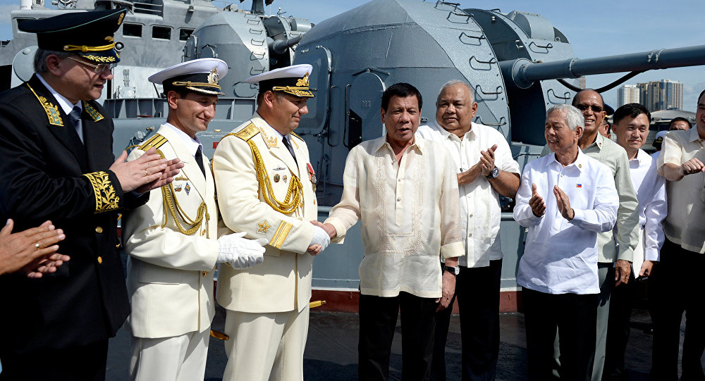 Los buques rusos Almirante Tributs y Boris Butomato llegaron este martes a Manila en el marco de una visita oficial.