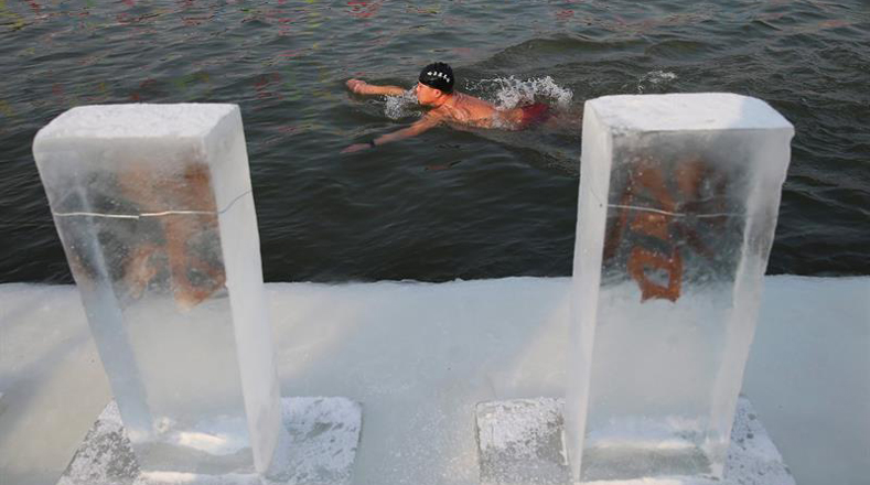 Para la inauguración, se organizó una prueba de natación en las frías aguas del río Songhua en la que participaron unas 400 personas.