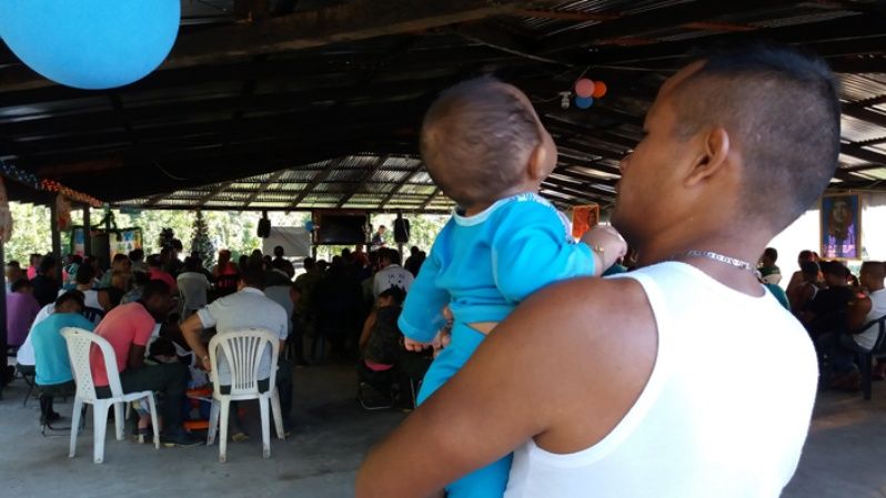 La mayoría de los padres en las filas de las FARC-EP permanecen de civil y sin camuflado de guerra.