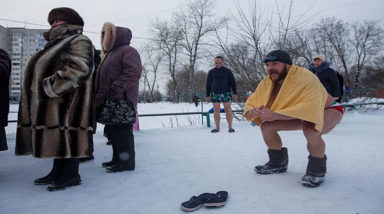 Un día antes de la Nochebuena ortodoxa, los rusos celebraron el festival de la natación de invierno.