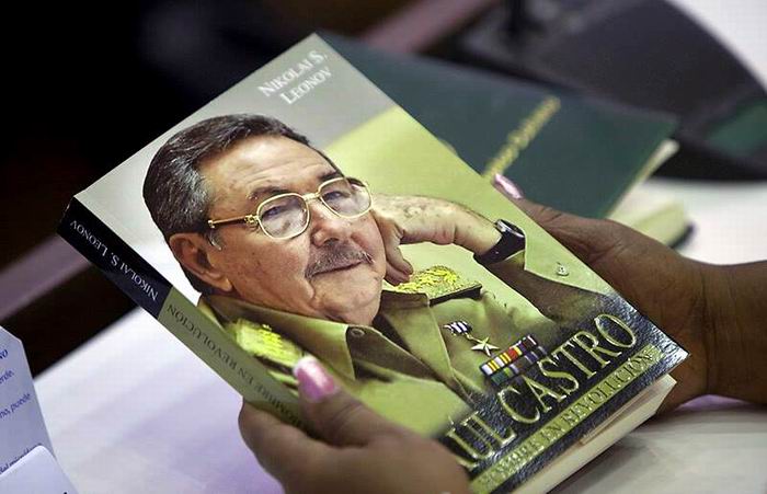 Libro Raúl Castro, un hombre en Revolución, escrito por el historiador ruso Nikolái Sergueievich Leónov.