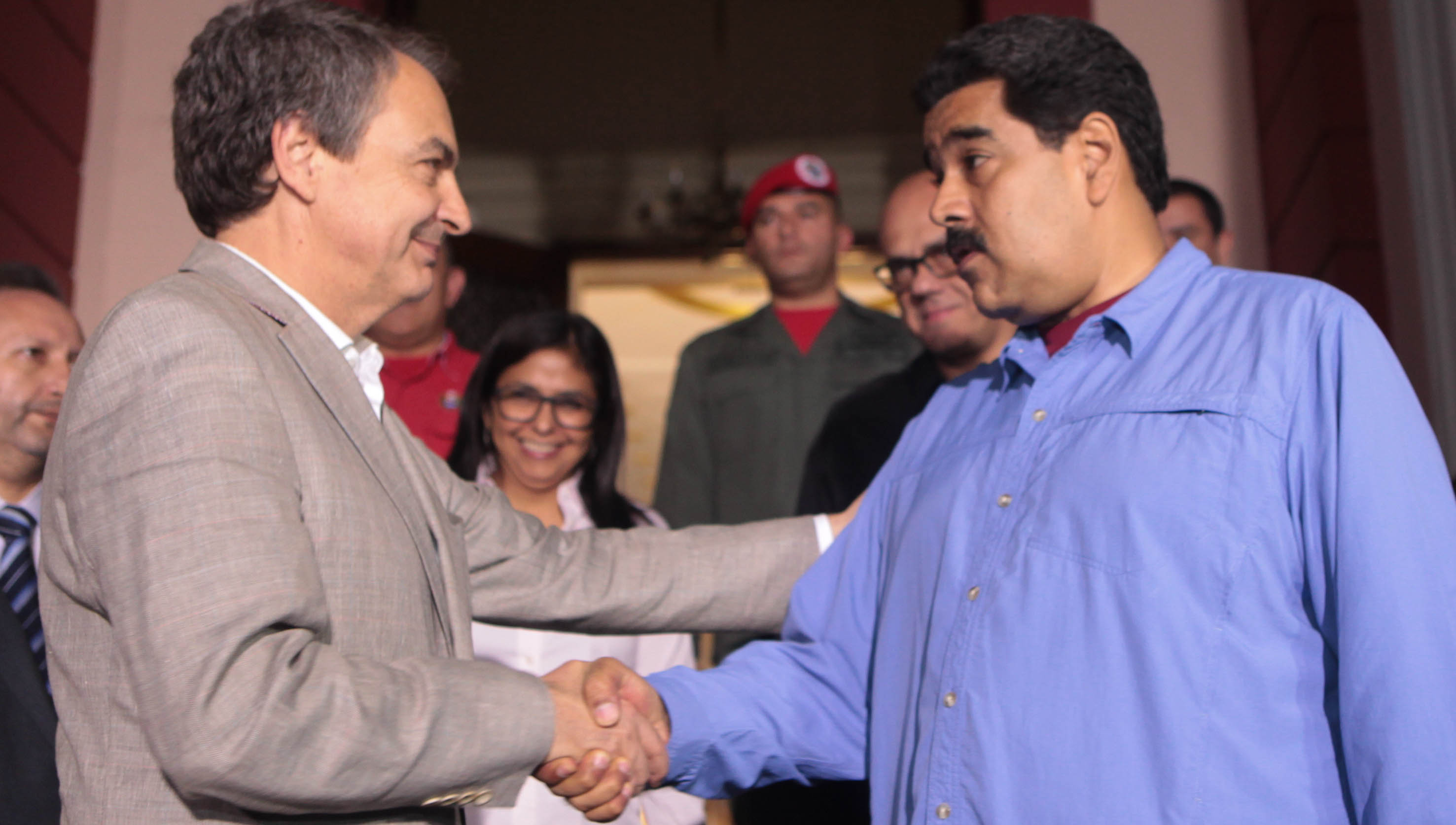 El expresidente español (i) ha ido varias veces a Venezuela como acompañante del diálogo con la MUD.