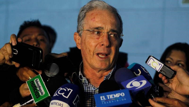 Álvaro Uribe fustigó que el mandatario francés arribe a 