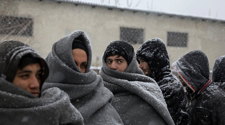 La mayoría de los hombres en Belgrado viajan a la frontera con Hungría una o dos veces por semana para intentar cruzar pero cualquiera que sea localizado a 8 kilómetros de la frontera es devuelto, informó un hombre afgano, Burhan Zadran.