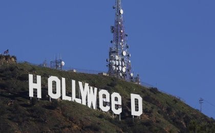 Cambiaron el emblemático signo de Hollywood para leer "Hollyweed" en California. 