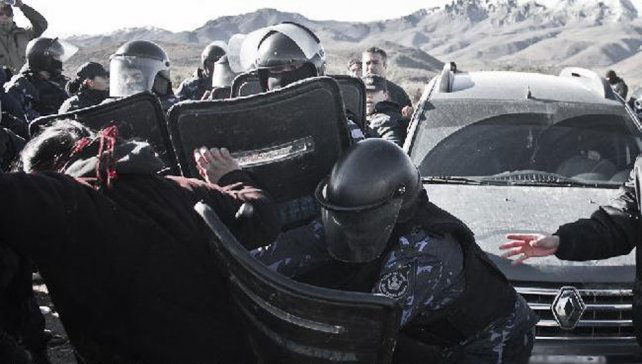 La policía argentina arremetió contra los mapuches que reclaman por sus tierras.